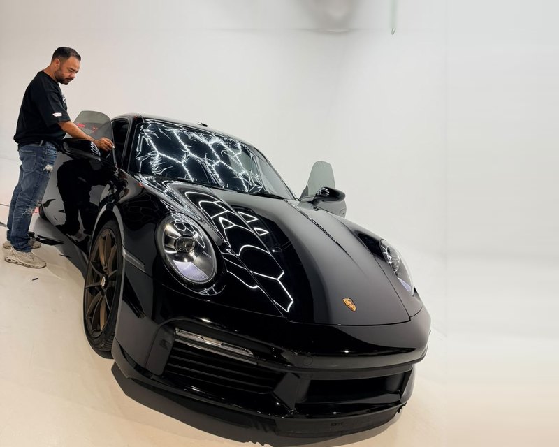 Lalo, de Lalo’s Cars, con un Porsche 911 Turbo S negro recién polarizado