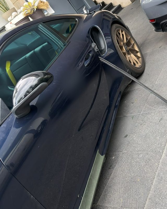 Ventana lateral de un Porsche 911 azul marino con polarizado 70% azul; se alcanza a ver el interior